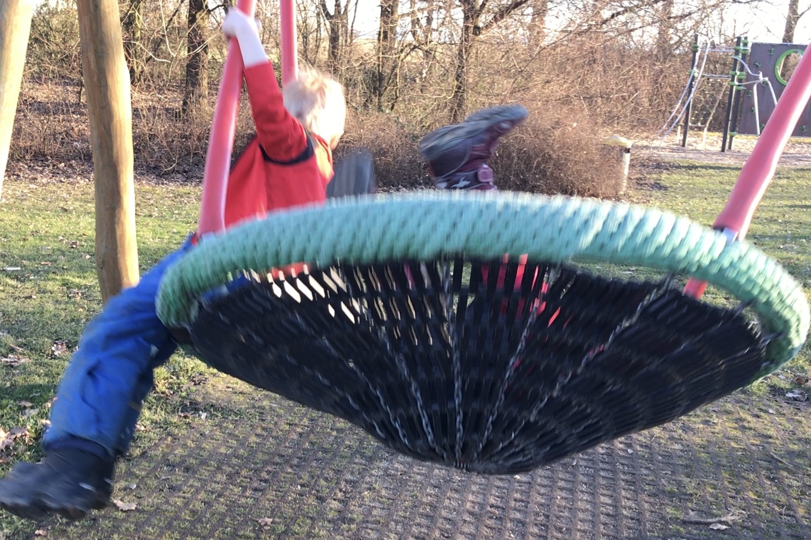 Kinder in der Nestschaukel