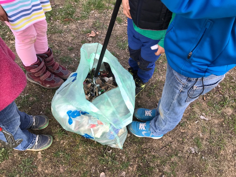 Kinder mit eingesammeltem Müll