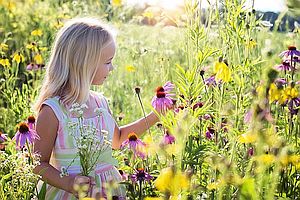 Mädchen auf der Wiese mit Blumen