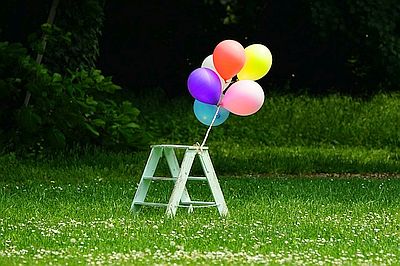 Luftballone auf der Wiese