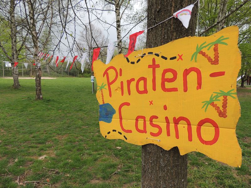 Piraten-Flaggen im Wind